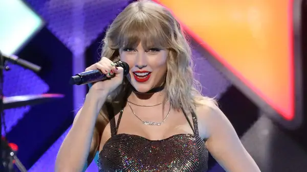 Taylor Swift performing