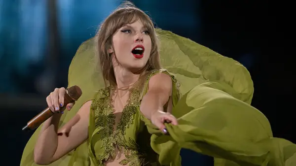 Taylor Swift performing