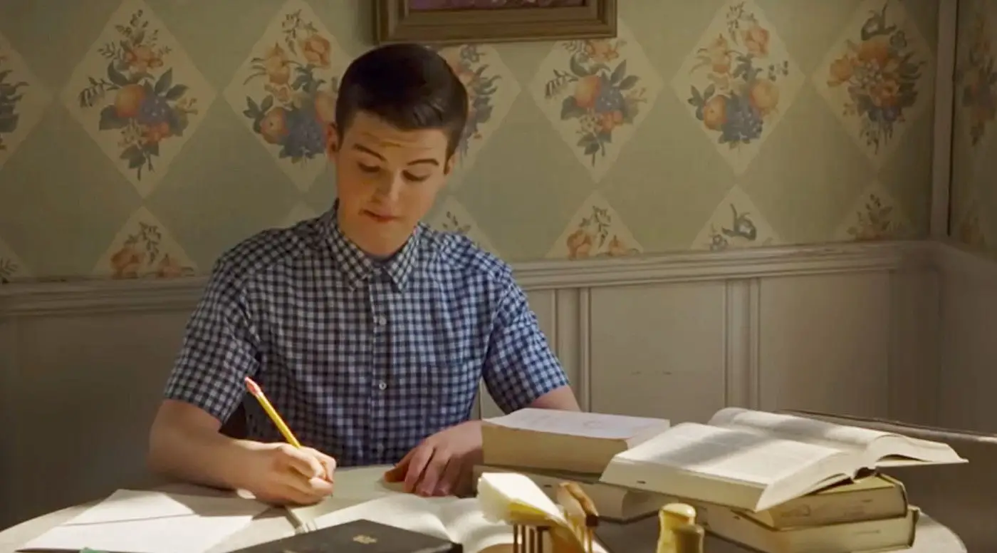 Iain Armitage nel ruolo di Sheldon nella settima stagione di Young Sheldon