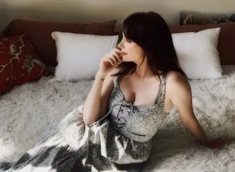 April Bowlby posando na cama