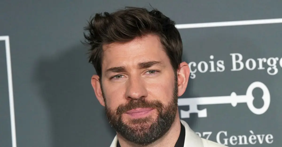 ジョン・クラシンスキーがレッドカーペットに登場