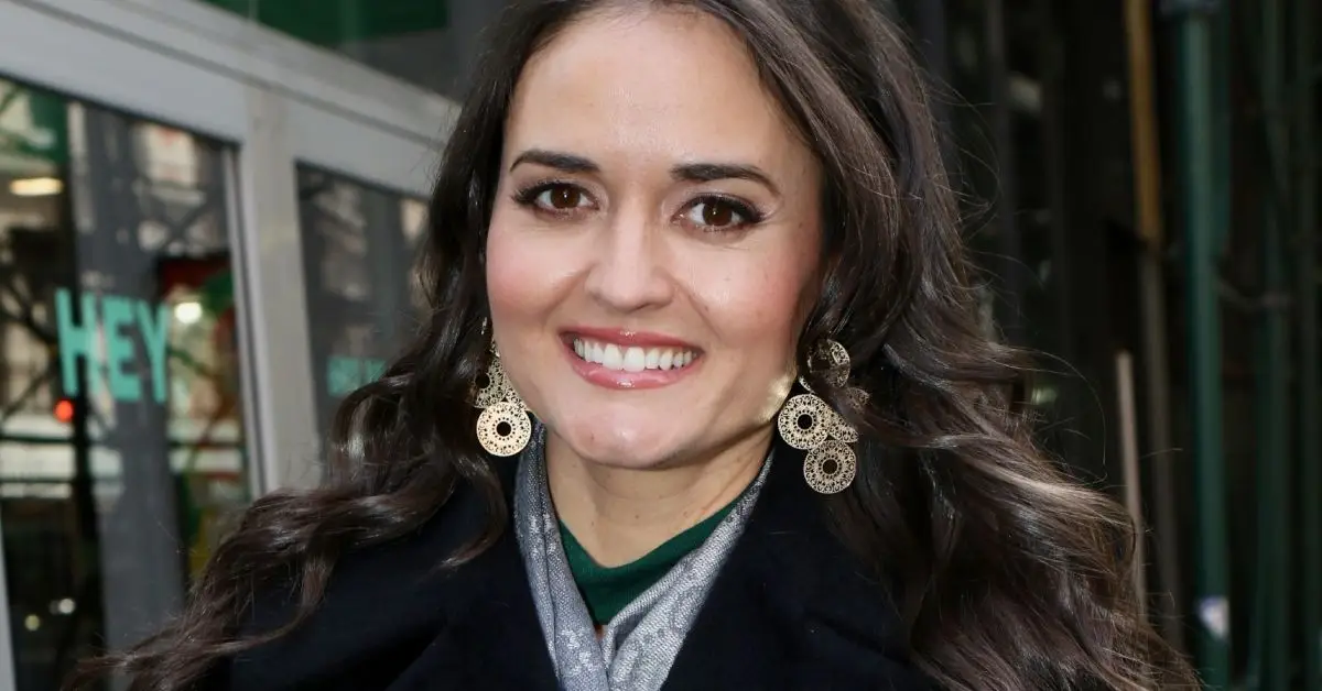 Danica McKellar se usmívá a pózuje pro fotku