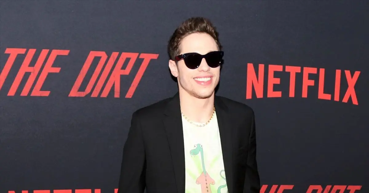 Pete Davidson deltager i The Dirt-premieren i 2019