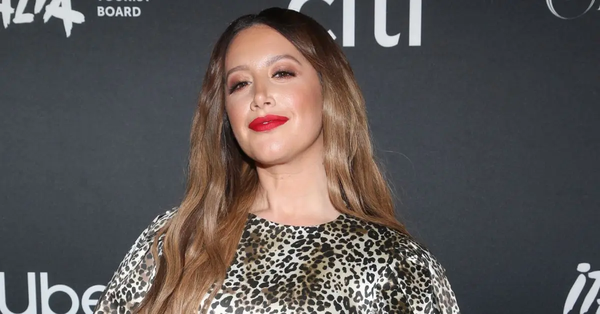 Ashley Tisdale ser selvsikker ud