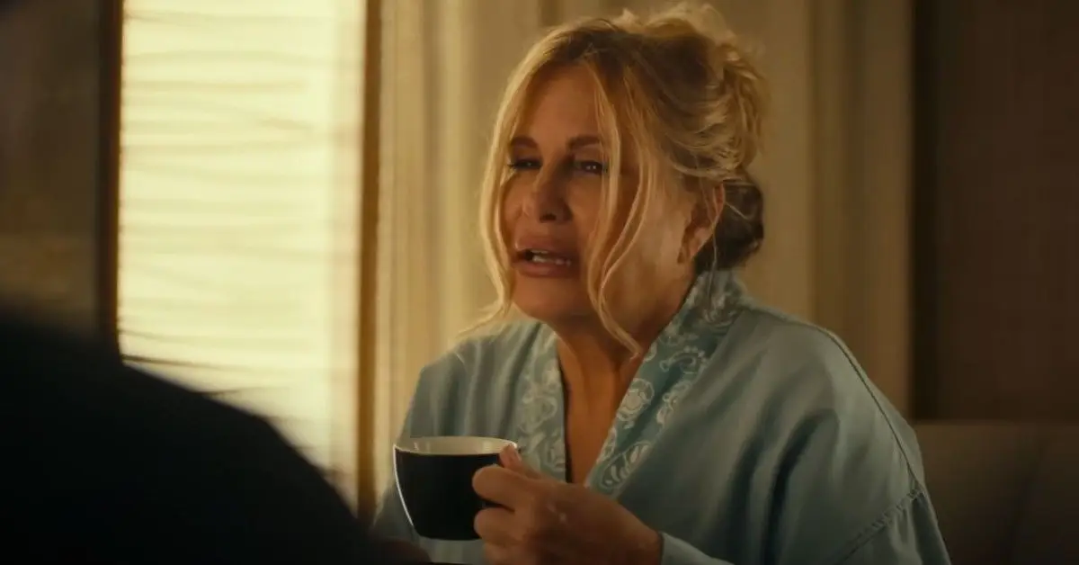 Jennifer Coolidge na statike z filmu The White Lotus