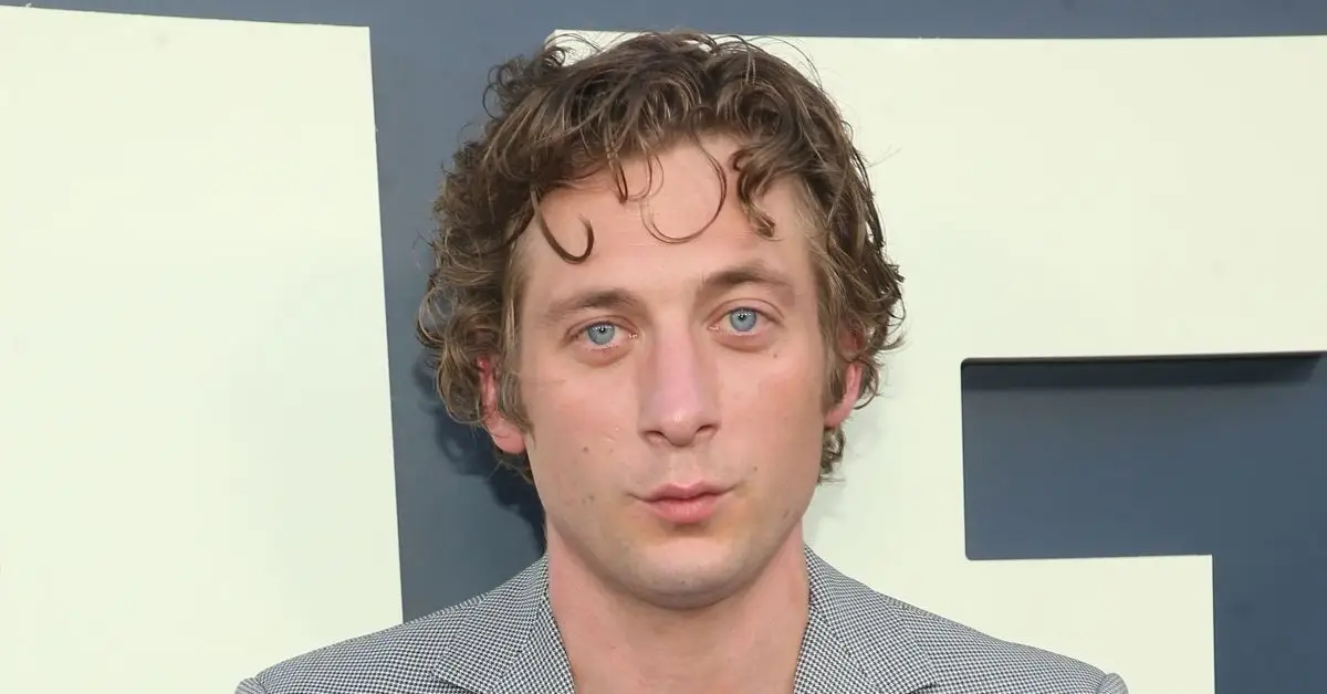 Jeremy Allen White poserer i et gråt jakkesæt