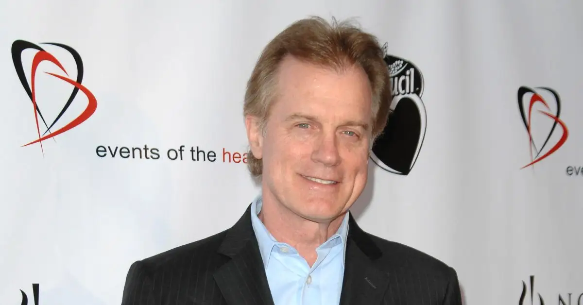 Stephen Collins luciendo incómodo