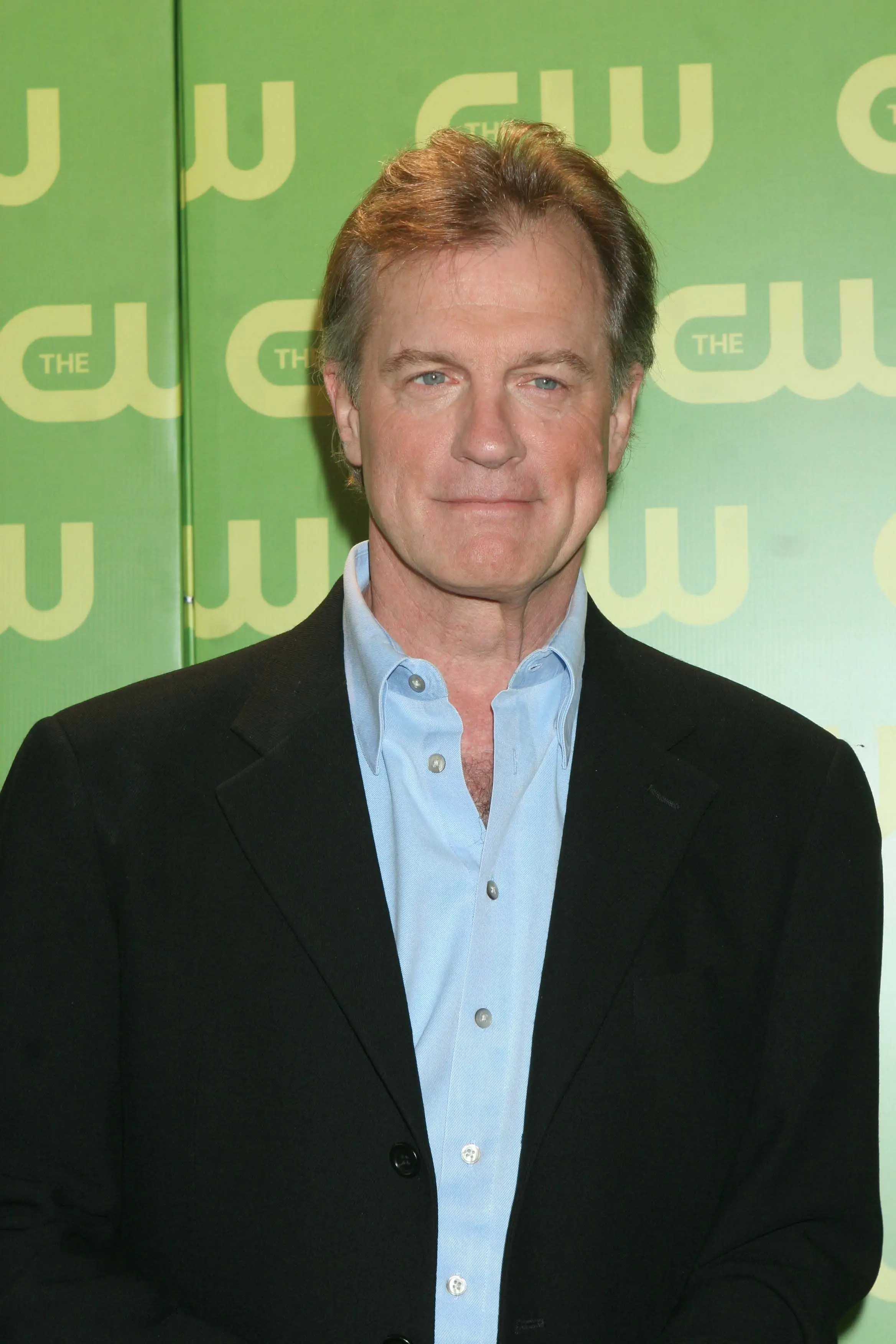Stephen Collins en CW al frente