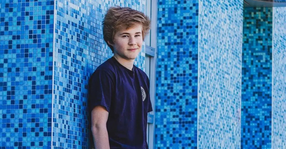 파란색 배경의 케이시 심슨