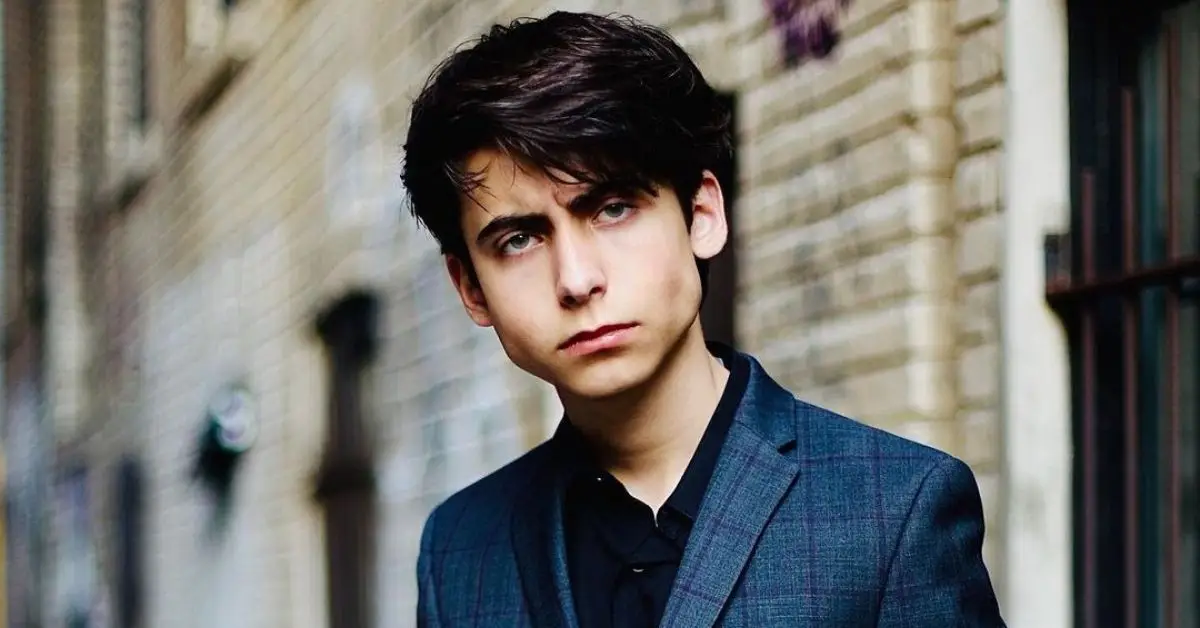 카메라를 향해 포즈를 취하는 에이든 갤러거