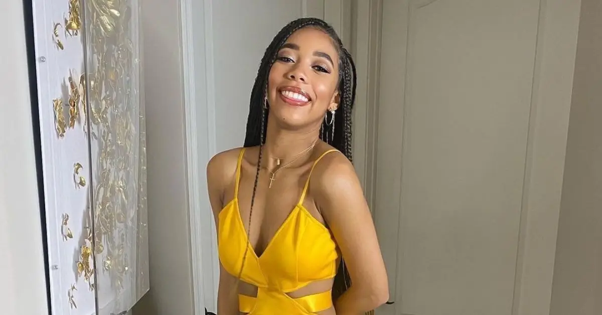 노란색 옷을 입은 카일라 드류