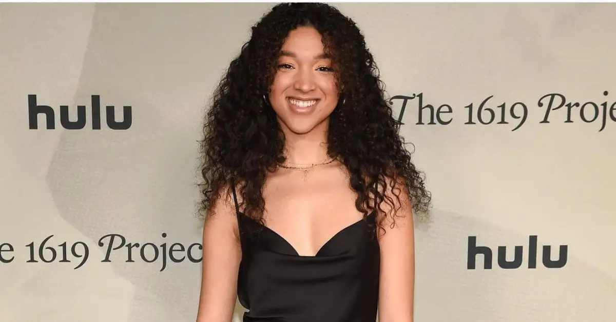 검은 드레스를 입은 가브리엘 엘리제