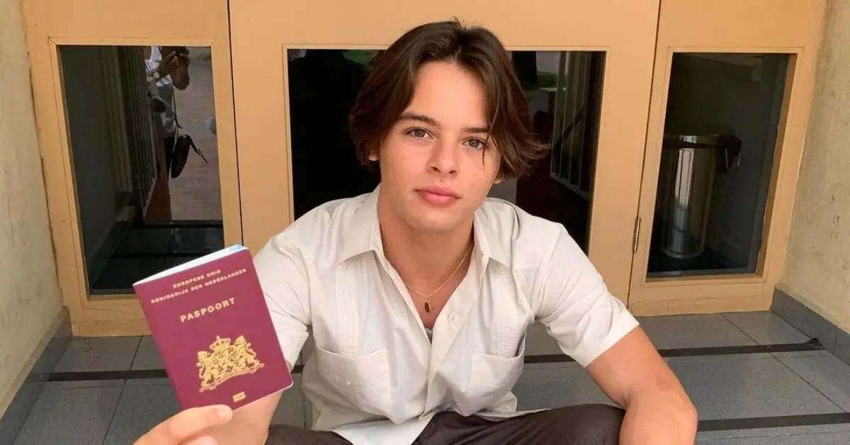 여권을 보여주는 메이스 코로넬