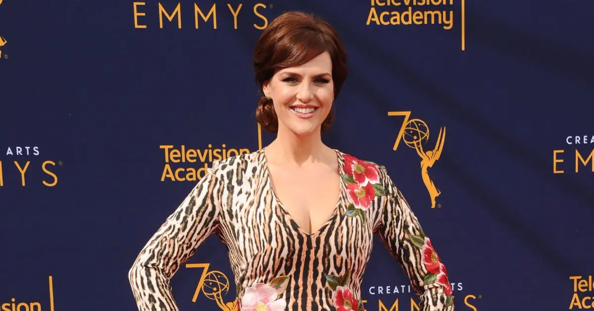 Sara Rue sa usmieva