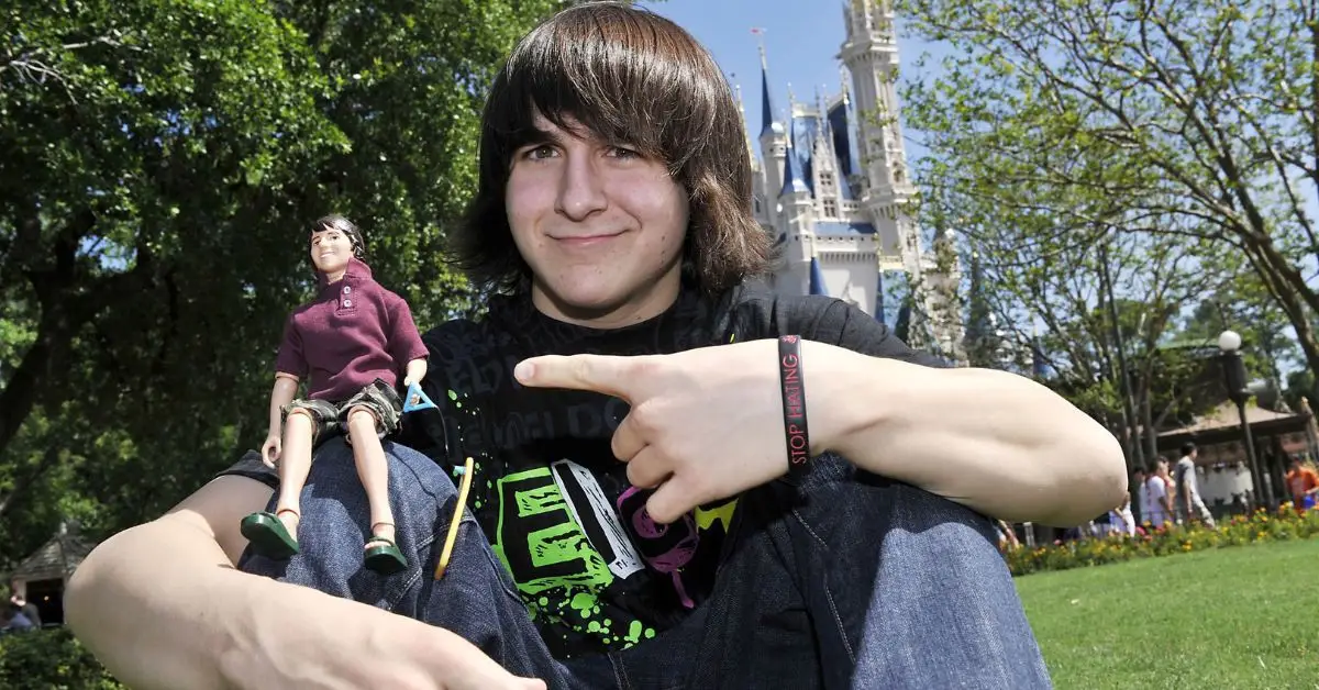Mitchel Musso pozuje w Disneyworld z miniaturową wersją siebie, figurką swojej postaci z Hannah Montana