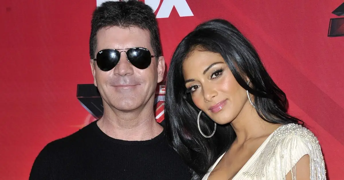 Simon Cowell et Nicole Scherzinger posant sur le tapis rouge