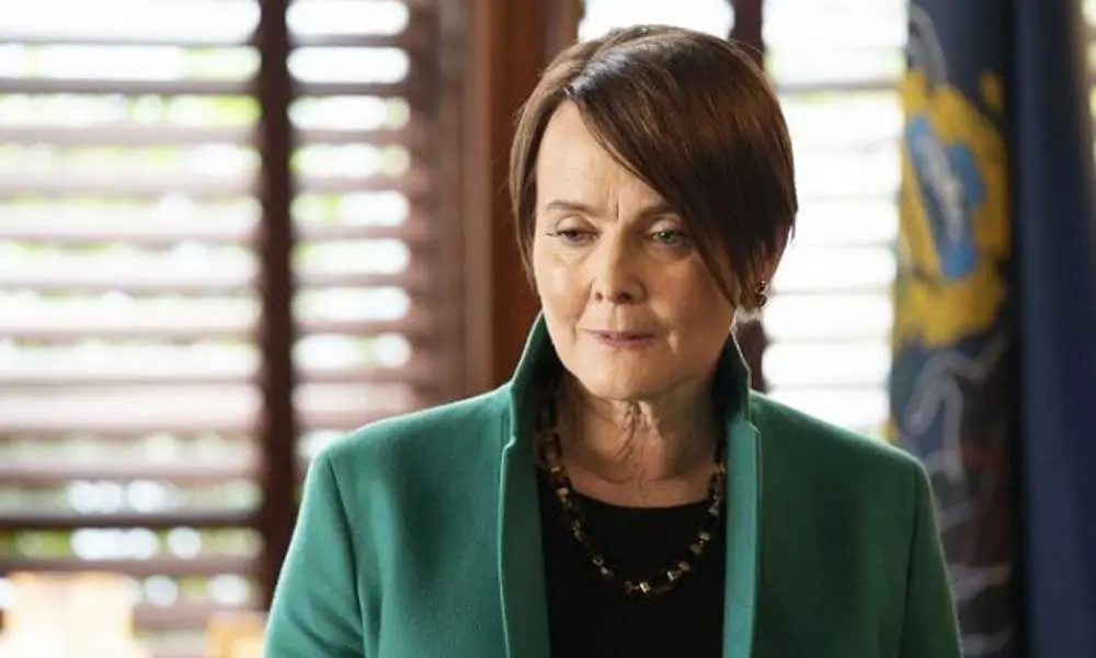 Laura Innes jako gubernator Birkhead