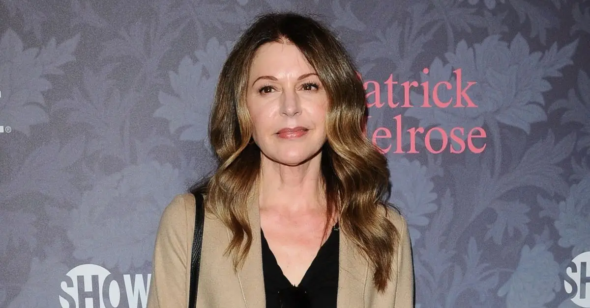 Jane Leeves na czerwonym dywanie