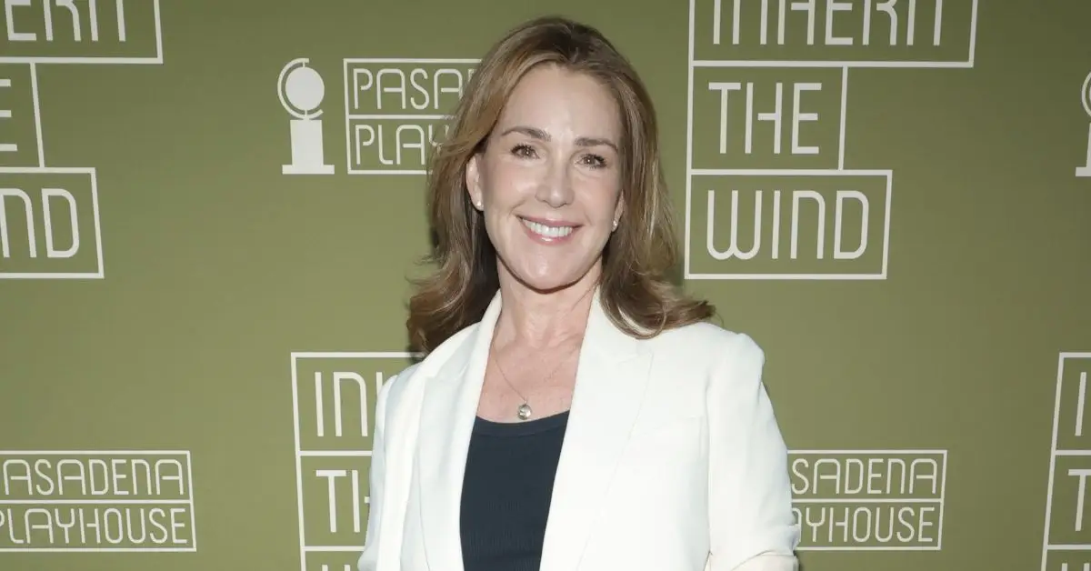 Peri Gilpin na czerwonym dywanie