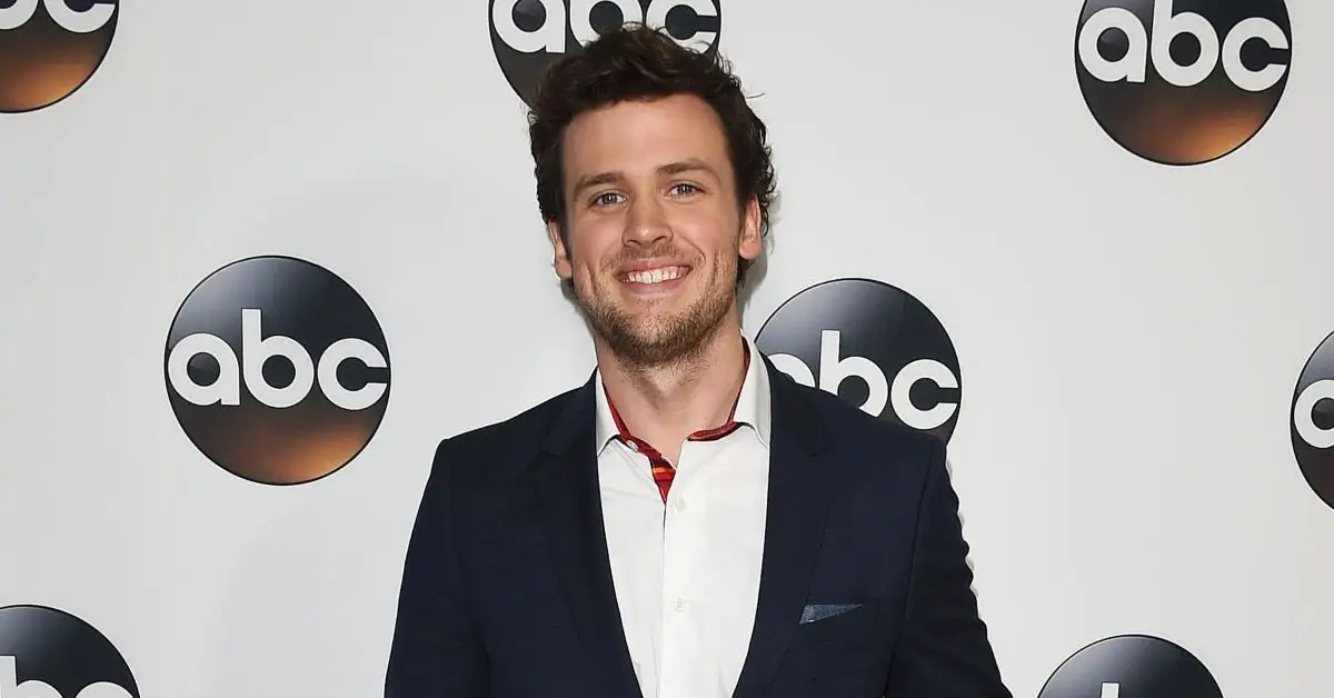 Jack Cutmore-Scott na czerwonym dywanie