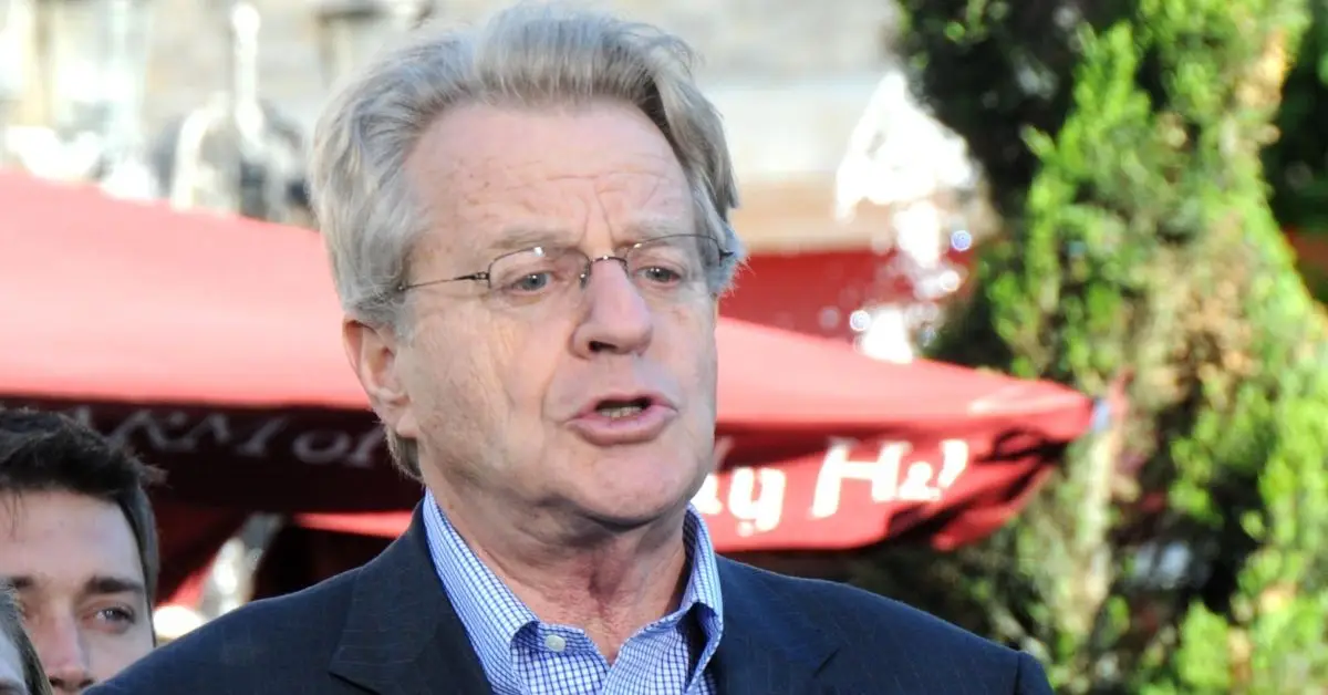 jerry springer gör offentligt framträdande