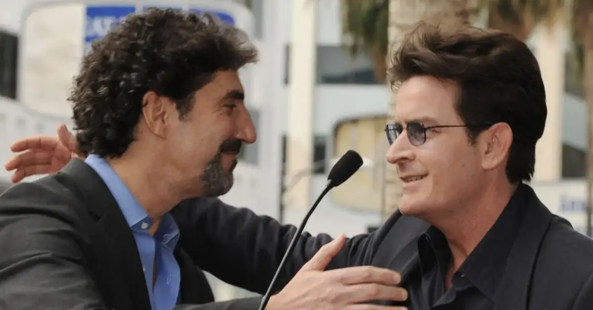 Chuck Lorre og Charlie Sheen omfavner hinanden