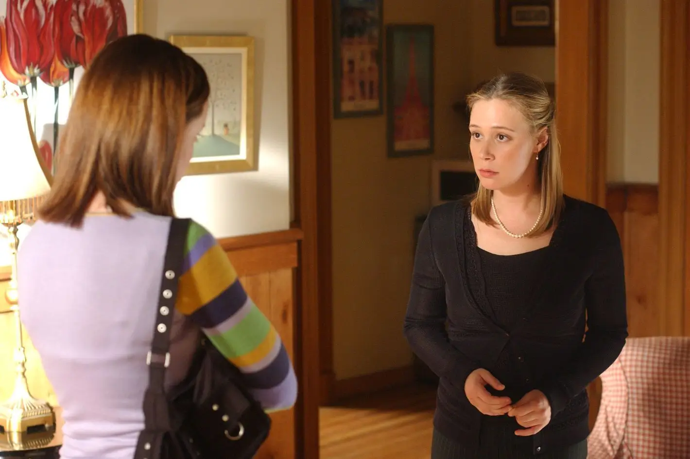 אלקסיס בלדל בתור רורי גילמור וליזה וייל בתור פריז גלר על בנות גילמור