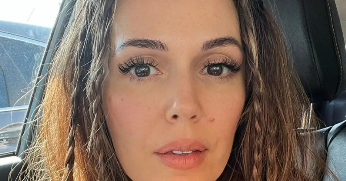 Lisa Rieffel ser betænksom og seriøs ud