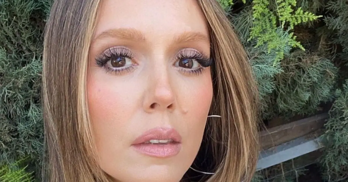 Lisa Rieffel ser seriøs ud på en selfie