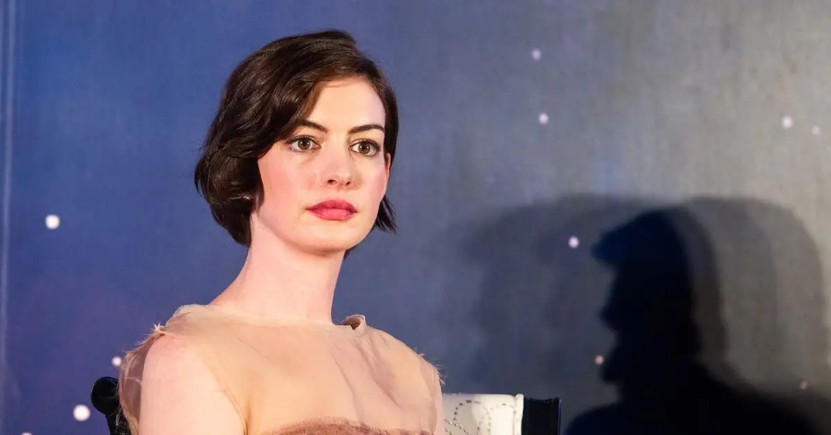 Anne Hathaway ser chockad ut