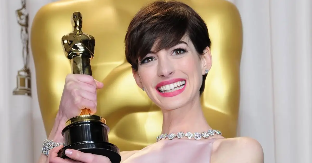 Anne Hathaway håller i Oscar