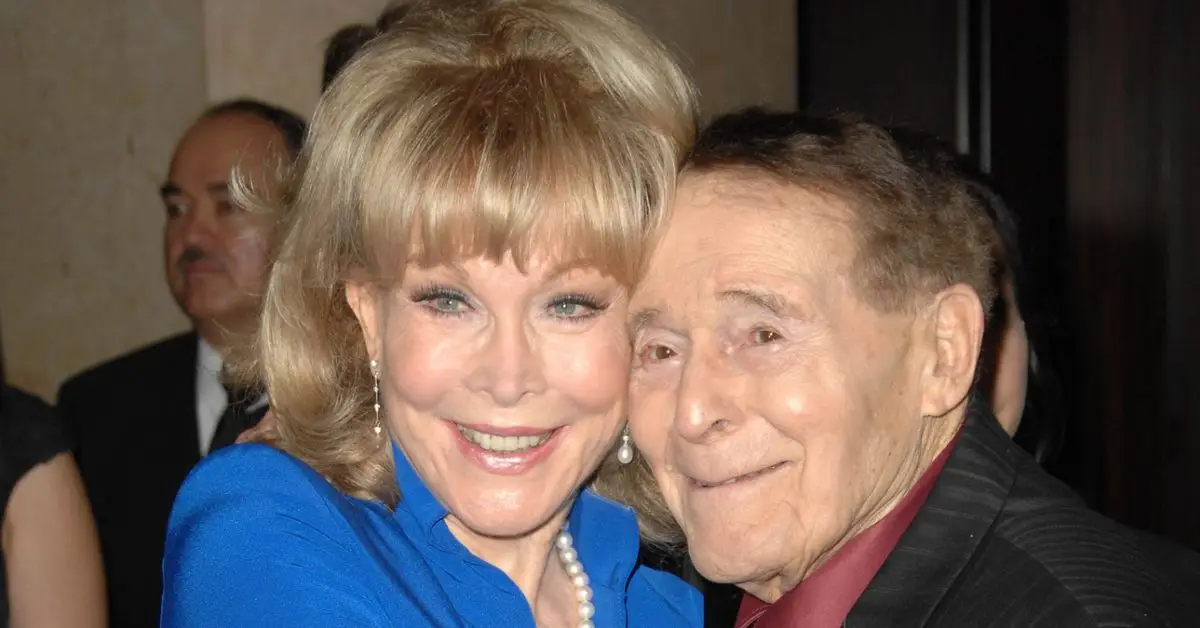Barbara Eden und Jack Lalane umarmen sich
