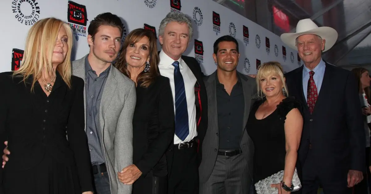 Larry Hagman mit der Besetzung des Dallas-Revivals