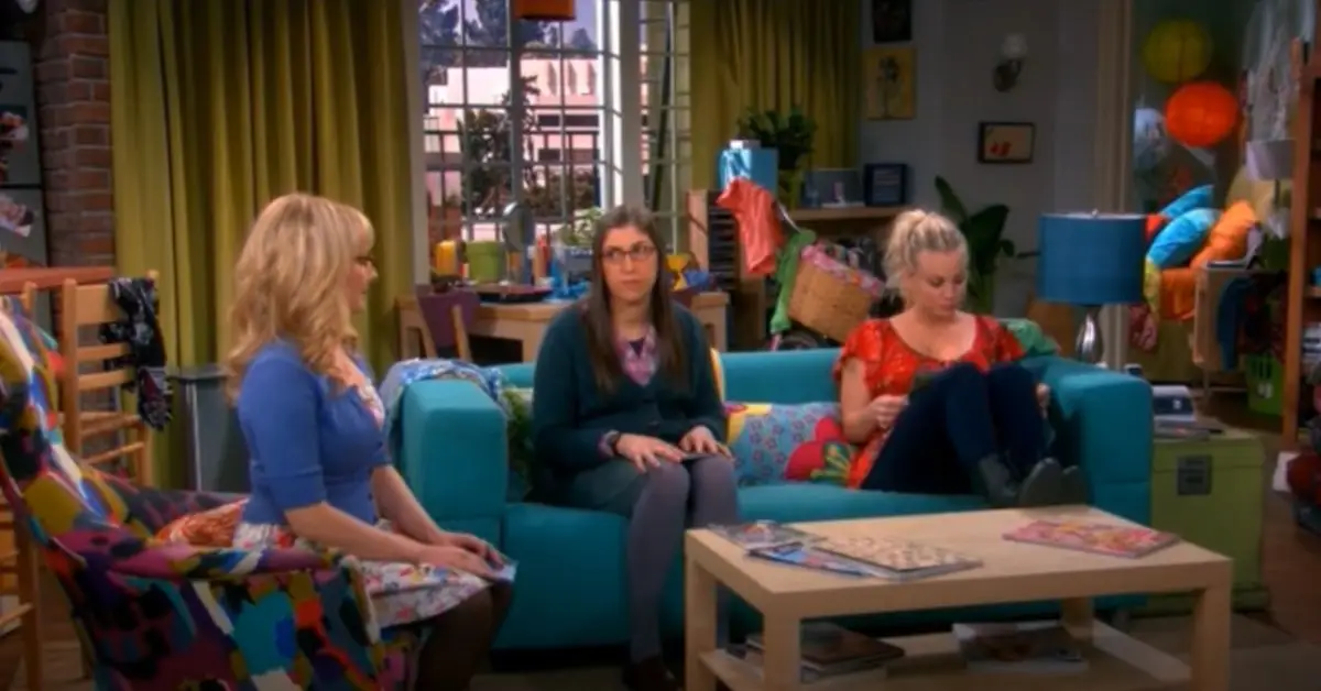 ケイリー・クオコ、ファンからエイミーがペニーの同性愛者であることについて質問され赤面