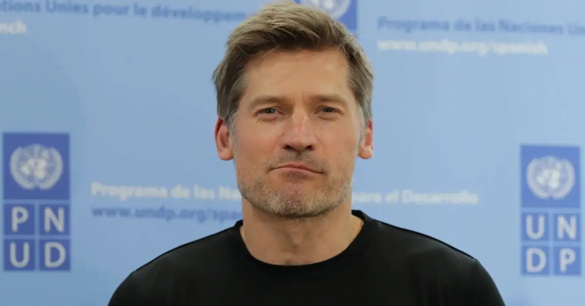 Nikolaj Coster-Waldau wygląda na zdenerwowanego