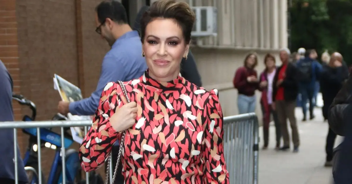 Alyssa Milano caminant a l'exterior
