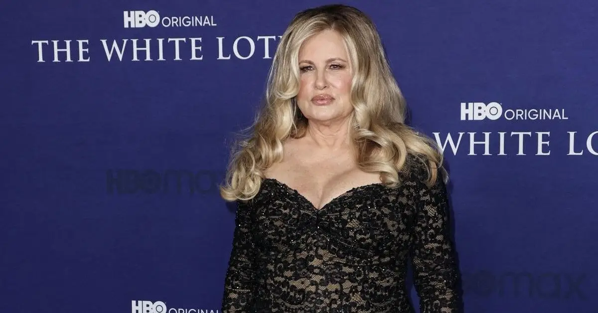 Jennifer Coolidge höll sig för sig själv och stannade i sitt omklädningsrum under sin 'skrämmande' upplevelse av vänner