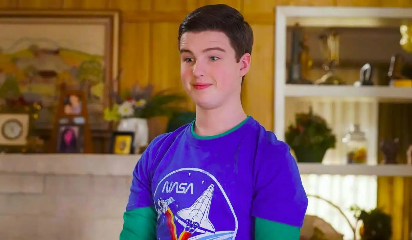 Iain Armitage som Sheldon Cooper i säsong 6 av Young Sheldon