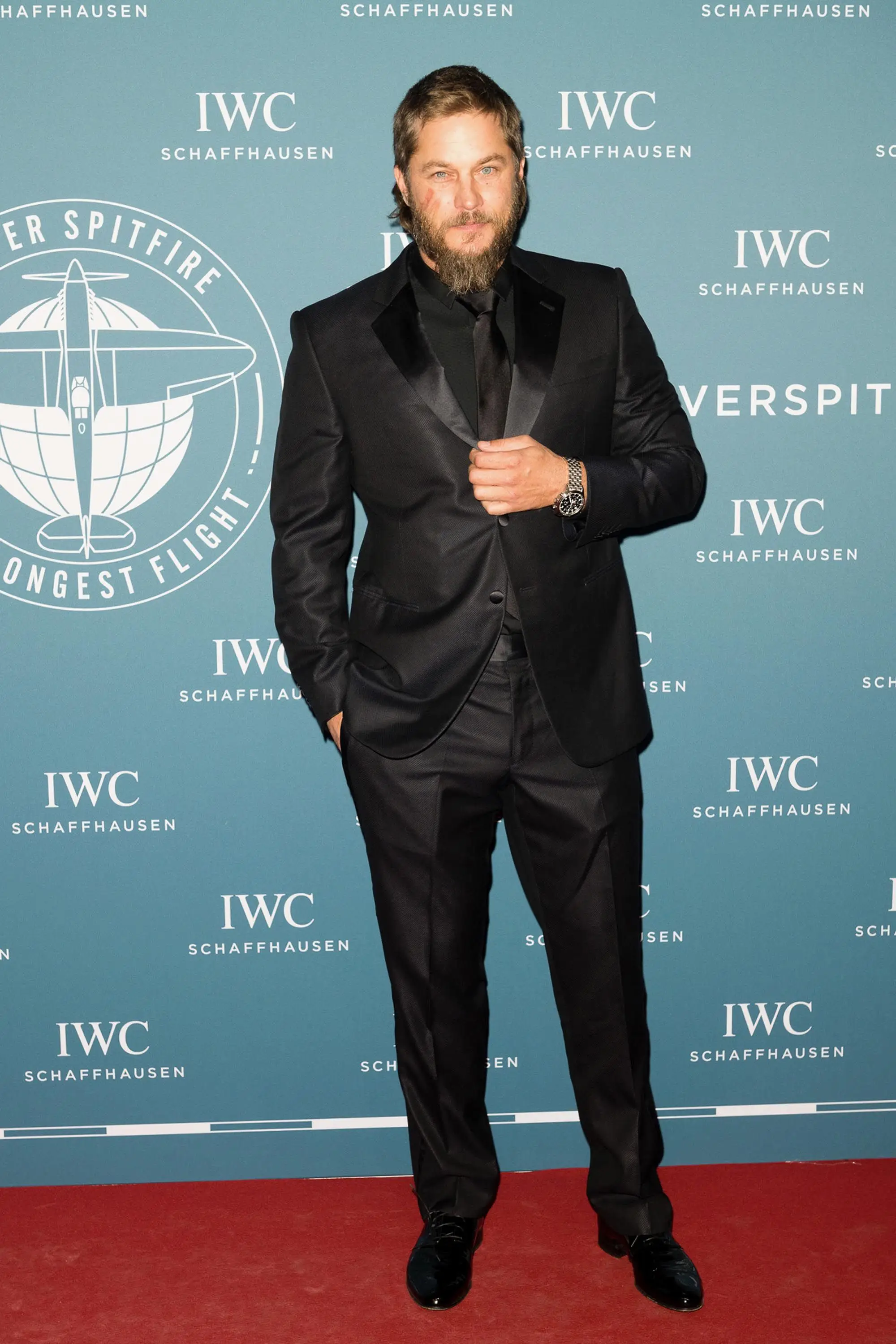 Travis Fimmel im Anzug auf dem roten Teppich