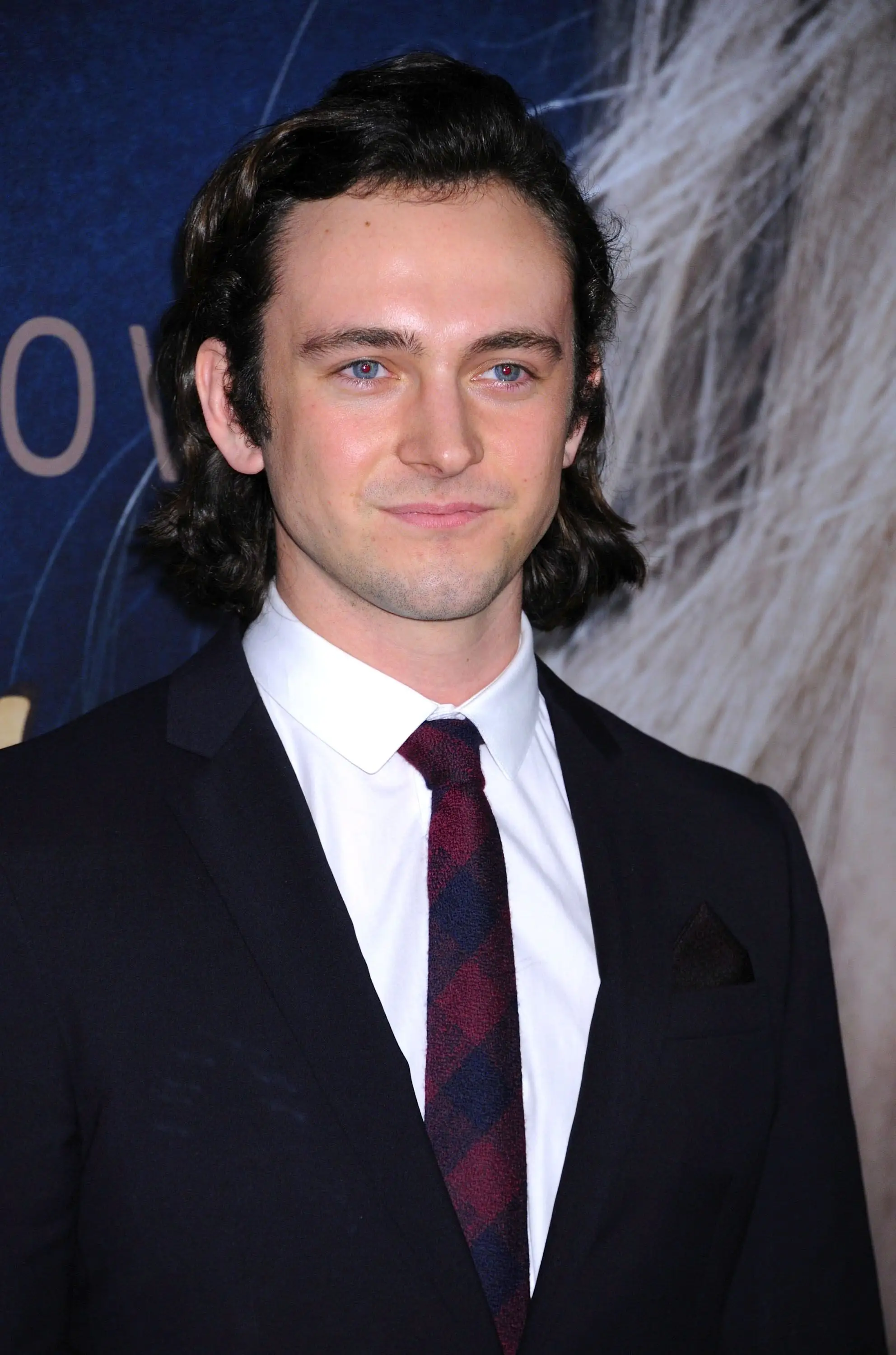 George Blagden im Anzug