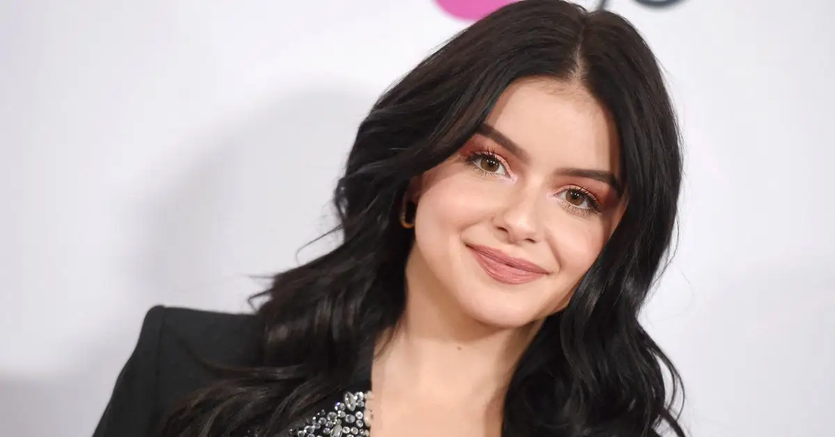 Ariel Winter somrient