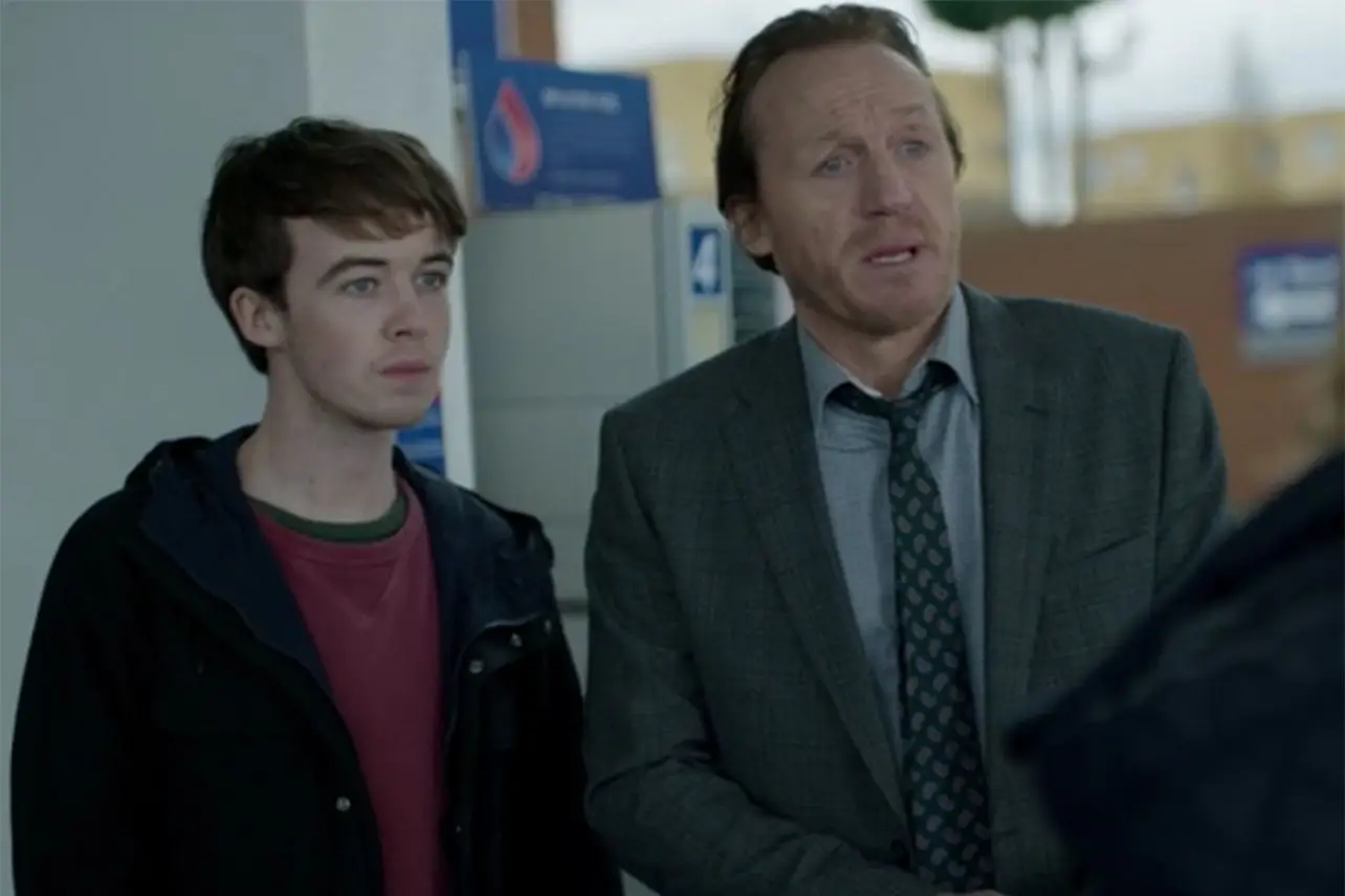 Hannah John-Kamen in Specchio nero