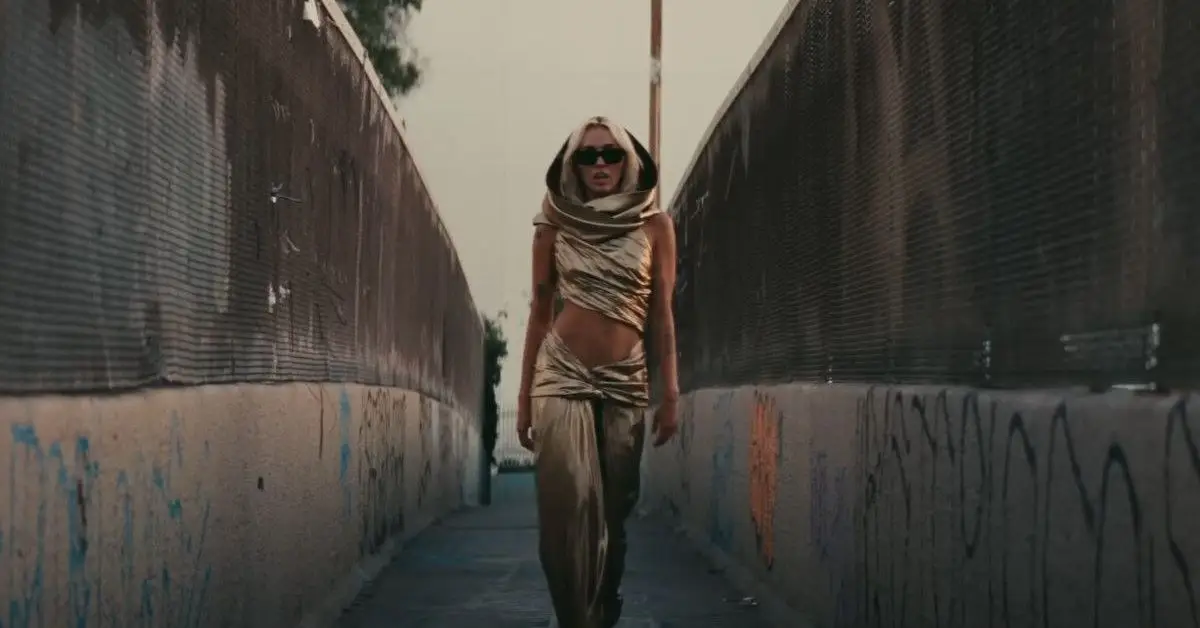 Miley Cyrus in un'immagine dal video musicale di Flowers