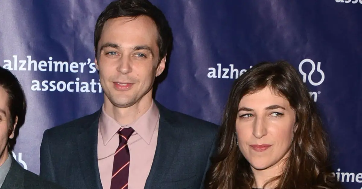 Na podujatí sa zúčastňujú Jim Parsons a Mayim Bialik