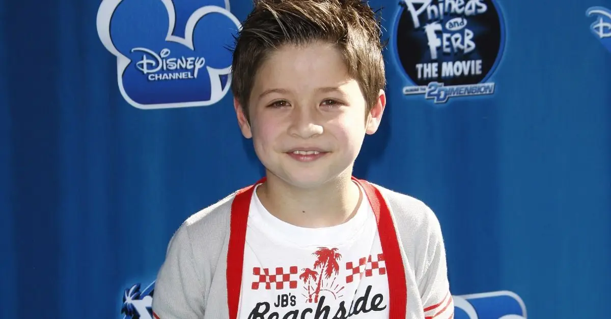 Davis Cleveland souriant sur le tapis rouge