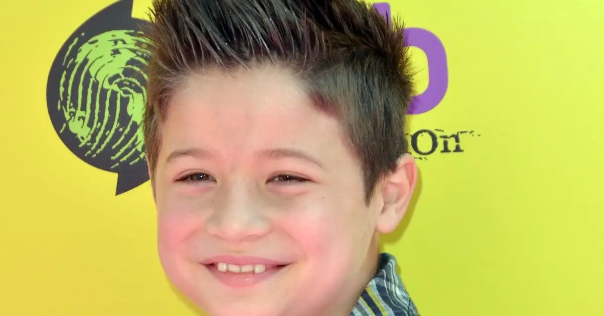 Davis Cleveland souriant sur fond jaune