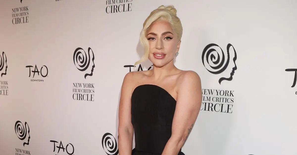 Lady Gaga posa sul red carpet con un abito nero