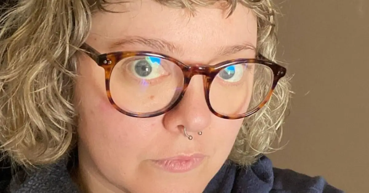 Madylin Sweeten trägt eine Brille