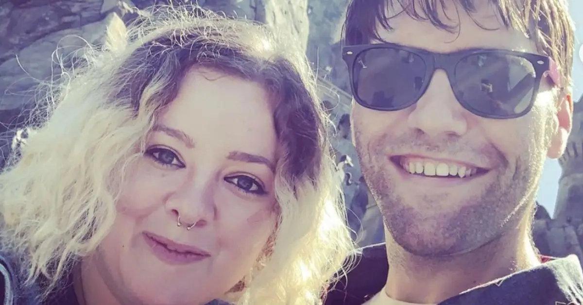 Madylin Sweeten und Sean Durie posieren für ein Foto