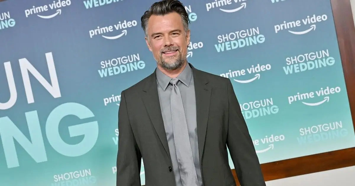 Josh Duhamel pózuje na premiére filmu Shotgun Wedding v Los Angeles
